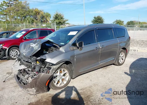 2017 Chrysler Pacifica Touring-L Plus z USA, uszkodzony, nr VIN 2C4RC1EG6HR652844